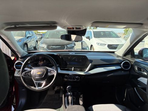 Used 2025 Chevrolet Trax LT w/ LT Convenience Package FWD image 32