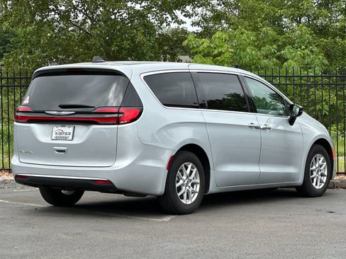 Used 2024 Chrysler Pacifica Touring-L FWD image 4