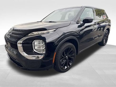 Used 2022 Mitsubishi Outlander SE image 1