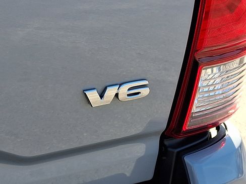 Used 2018 Toyota Tacoma TRD Sport image 33