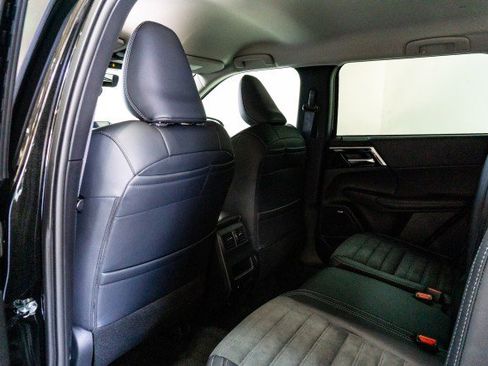 New 2025 Mitsubishi Outlander SE image 19