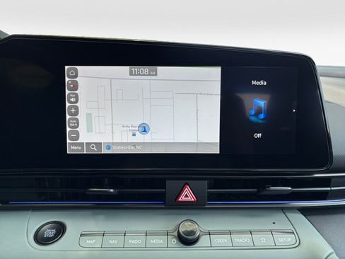 Certified 2025 Hyundai Elantra Limited FWD image 17