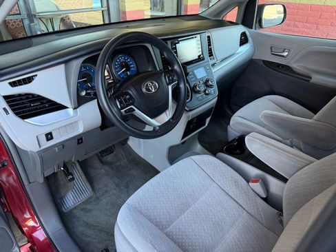 Used 2018 Toyota Sienna LE image 16