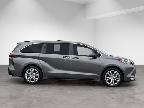 Used 2023 Toyota Sienna Platinum FWD image 8