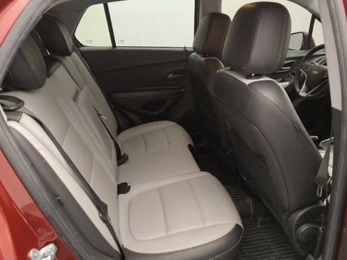 Used 2021 Chevrolet Trax LT w/ Premium Seat Package AWD/4WD image 19