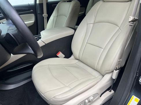 Used 2019 Buick Enclave Essence FWD image 11