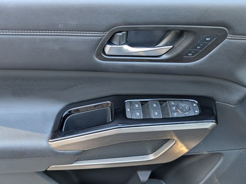 Used 2024 Nissan Pathfinder Platinum w/ Cargo Package image 16