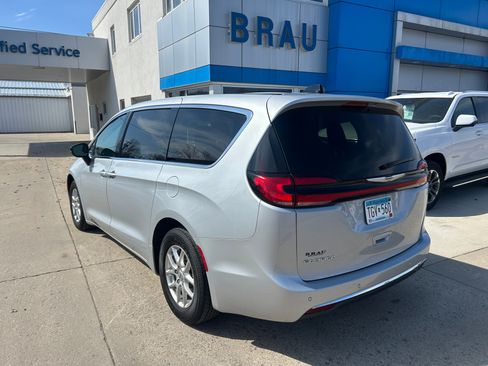 Used 2024 Chrysler Pacifica Touring-L image 8