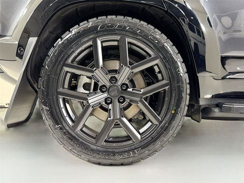 Used 2026 Land Rover Defender 110 X-Dynamic SE AWD/4WD image 38