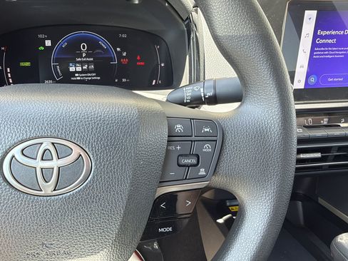 Used 2025 Toyota Camry LE FWD image 27
