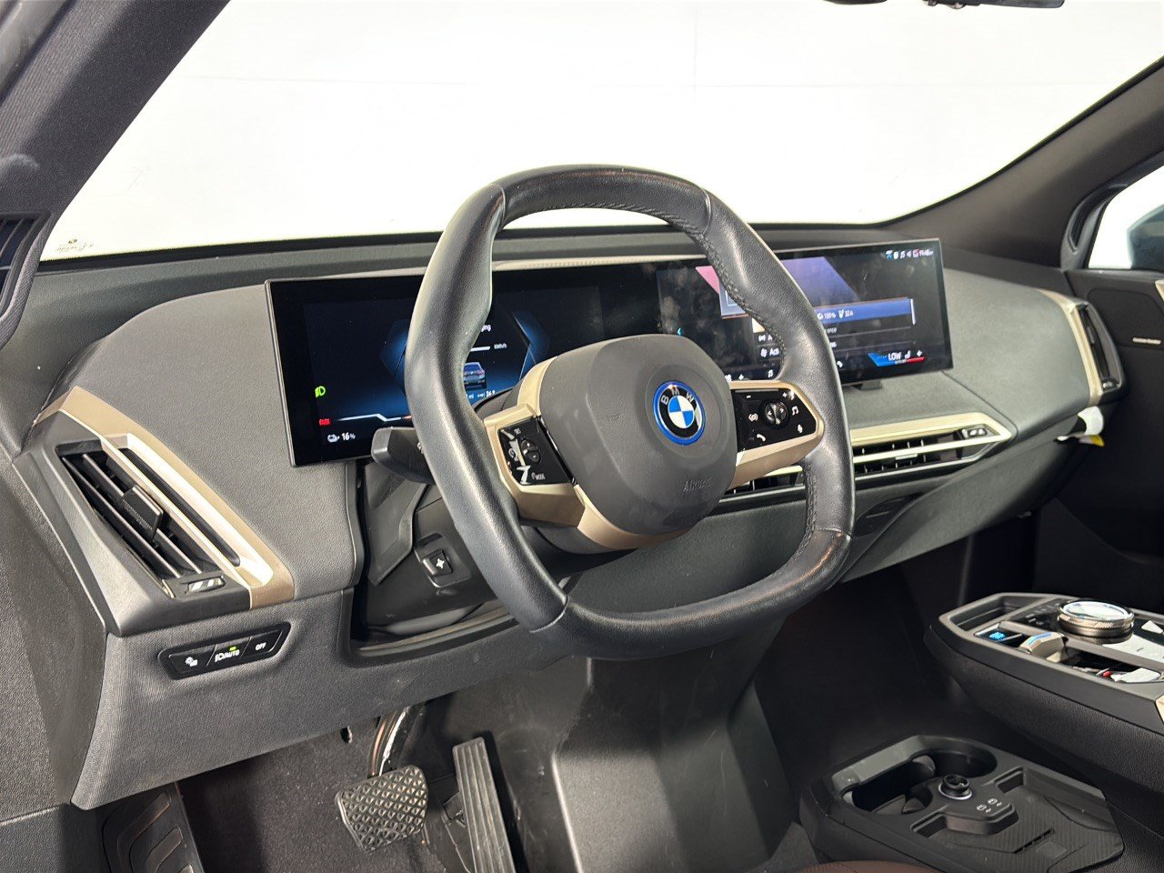 Used 2024 BMW iX xDrive50 w/ Sport Package AWD/4WD image 4