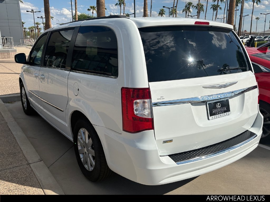 Used 2016 Chrysler Town & Country Touring FWD image 4