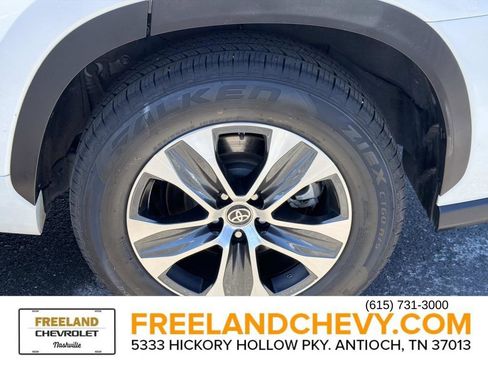 Used 2023 Toyota Highlander XLE FWD image 11