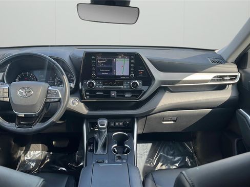 Used 2021 Toyota Highlander XLE image 17