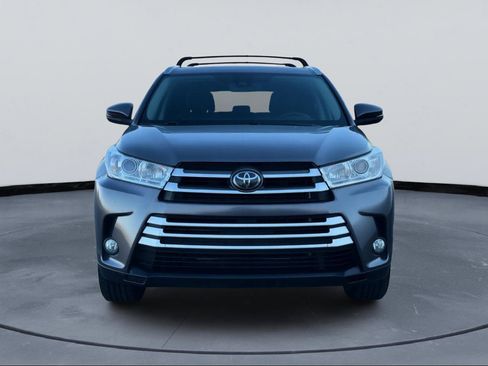 Used 2019 Toyota Highlander XLE FWD image 2