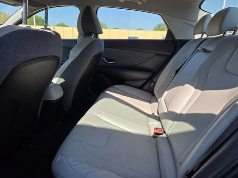 Used 2022 Hyundai Elantra Limited FWD image 11