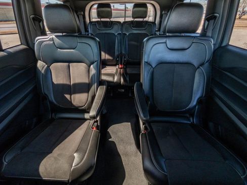 Used 2025 Jeep Grand Cherokee L Altitude image 17