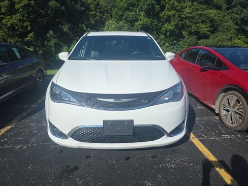 Used 2020 Chrysler Pacifica Touring-L FWD image 2