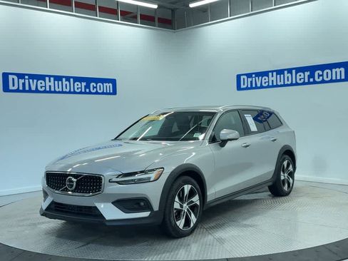 Used 2025 Volvo V60 B5 Cross Country Plus image 3