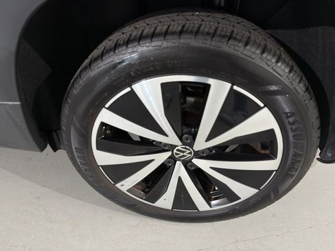 Used 2024 Volkswagen Taos SE image 9