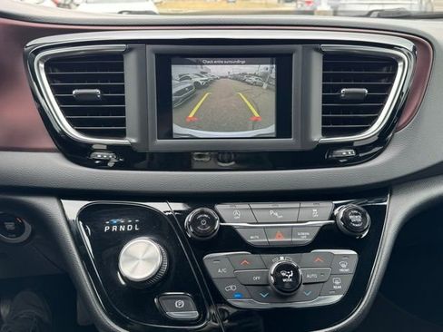 Used 2020 Chrysler Pacifica Touring-L image 43