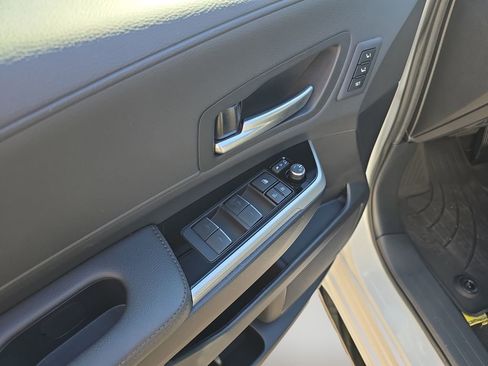 Used 2025 Toyota Sienna Platinum image 23