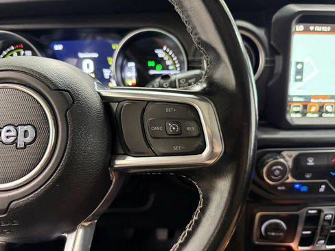 Used 2022 Jeep Wrangler Unlimited Sahara AWD/4WD image 18