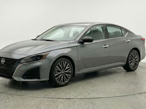 Used 2025 Nissan Altima 2.5 SV FWD image 3