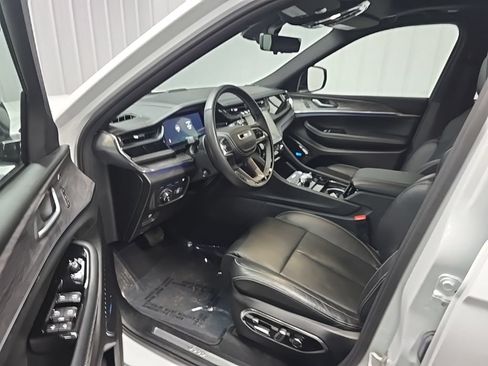 Used 2023 Jeep Grand Cherokee Overland w/ Advanced Protech Group III AWD/4WD image 30