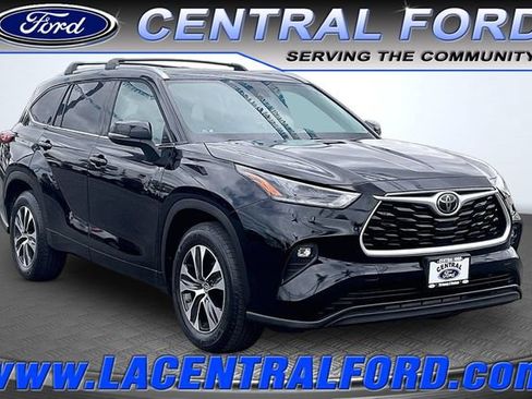 Used 2021 Toyota Highlander XLE FWD image 1