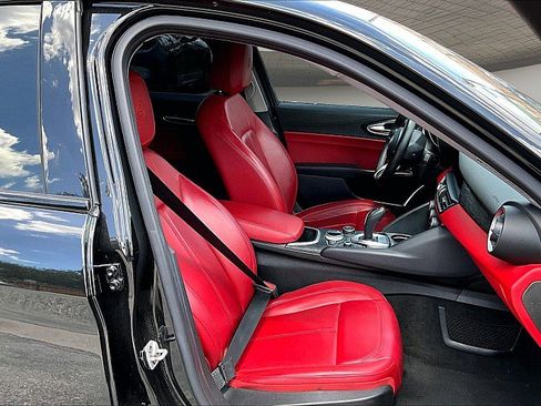 Used 2020 Alfa Romeo Giulia w/ Nero Edizione RWD image 5