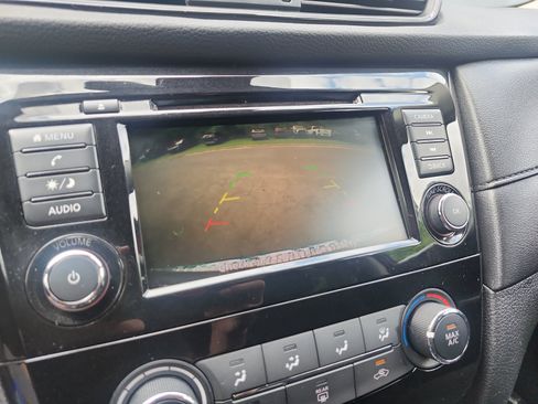 Used 2019 Nissan Rogue S w/ Special Edition Package FWD image 17