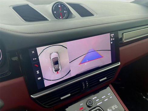 Certified 2022 Porsche Cayenne Platinum Edition image 18