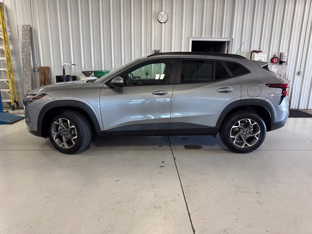 Used 2025 Chevrolet Trax LT FWD image 2