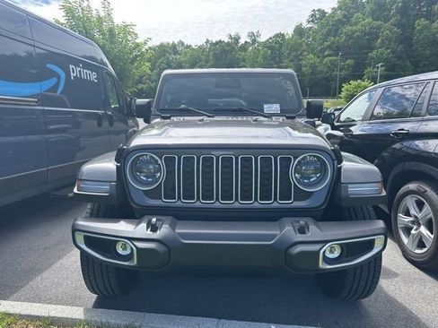 Used 2025 Jeep Wrangler Unlimited Sahara AWD/4WD image 6
