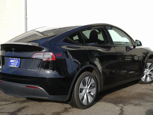 Used 2023 Tesla Model Y Long Range image 3