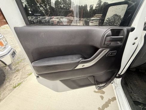 Used 2015 Jeep Wrangler Unlimited Rubicon AWD/4WD image 20