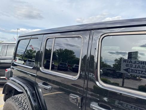 Used 2024 Jeep Wrangler Unlimited Rubicon AWD/4WD image 11