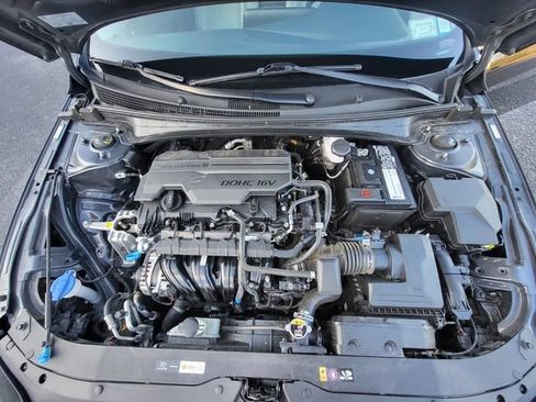 Used 2025 Hyundai Elantra Limited image 9