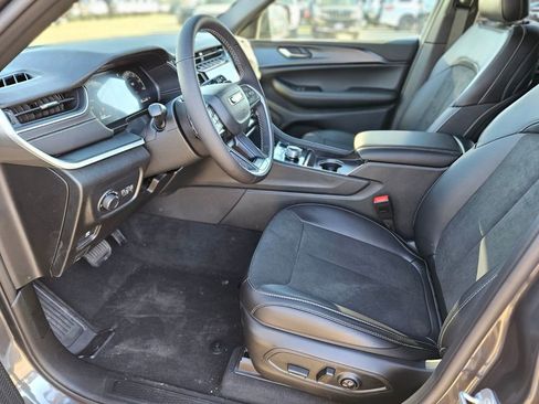 New 2025 Jeep Grand Cherokee L Altitude image 18