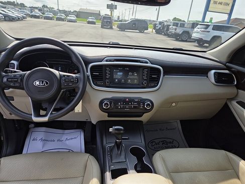 Used 2018 Kia Sorento FWD image 12