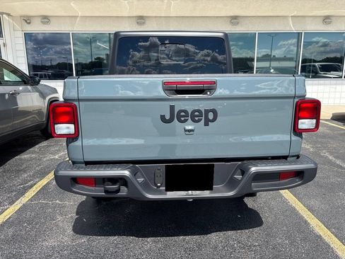 Used 2025 Jeep Gladiator Sport AWD/4WD image 5