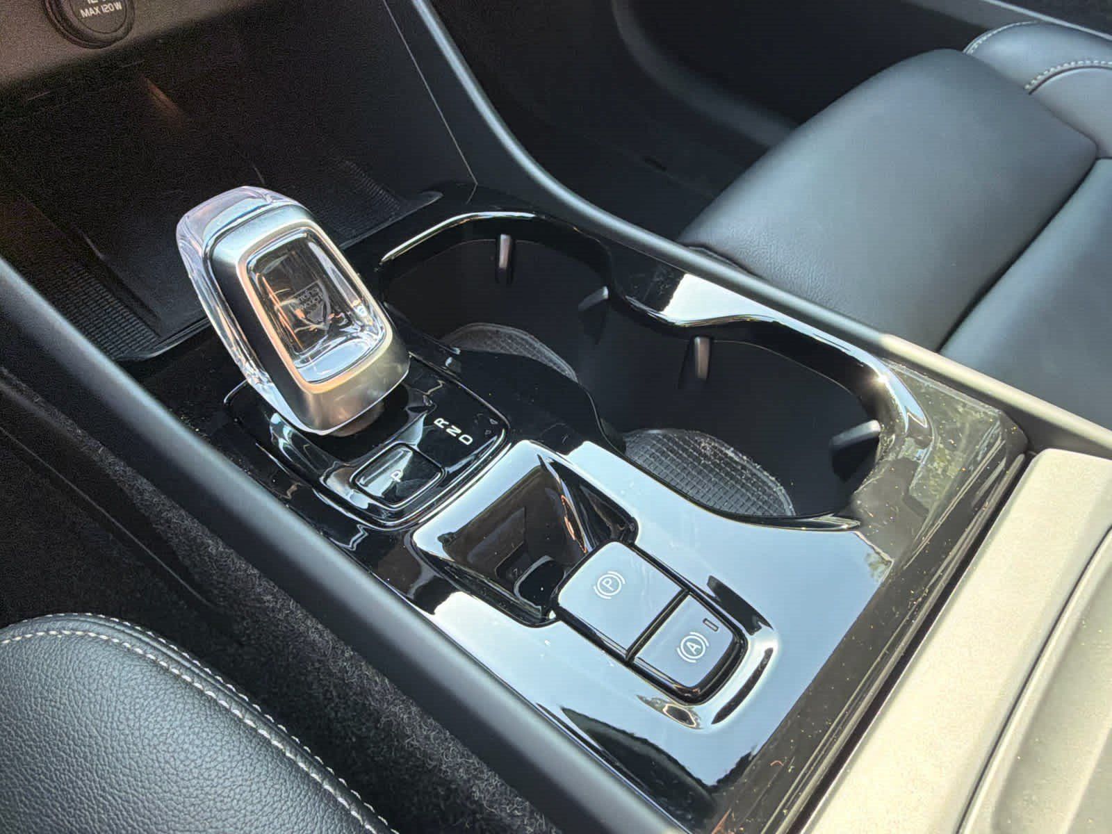 Certified 2025 Volvo XC40 B5 Plus AWD/4WD image 28