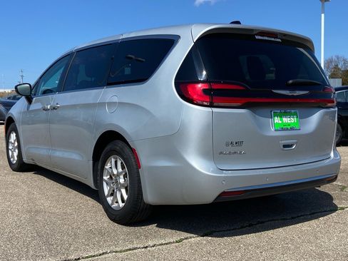 Used 2024 Chrysler Pacifica Touring-L image 14