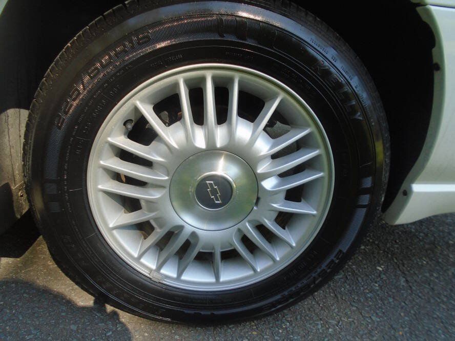 Used 2001 Chevrolet Impala w/ Preferred Equipment Group FWD image 28