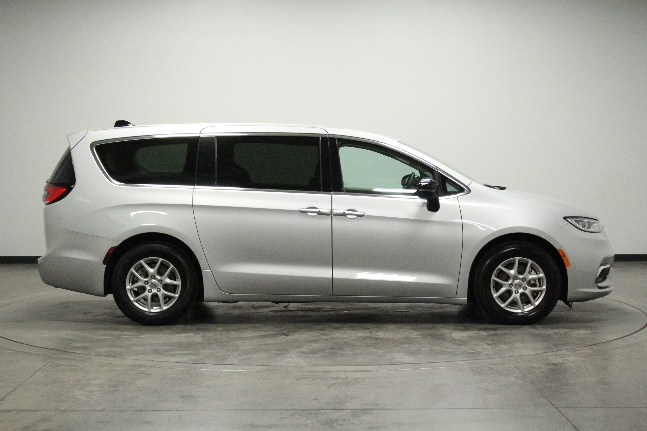 Used 2024 Chrysler Pacifica Touring-L FWD image 9