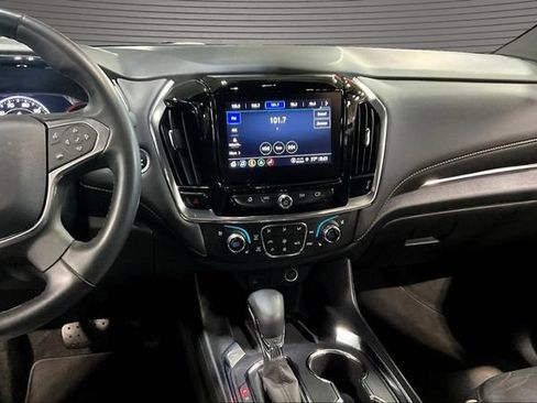 Used 2023 Chevrolet Traverse Premier FWD image 9