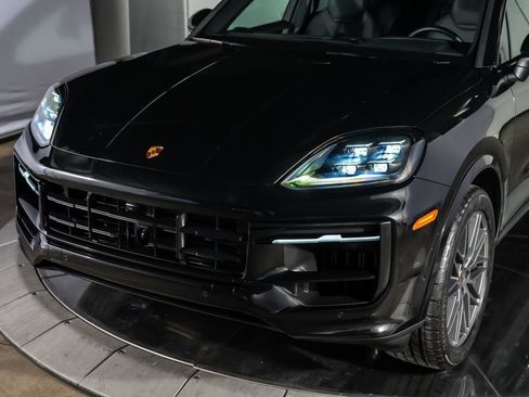 Used 2025 Porsche Cayenne AWD/4WD image 9
