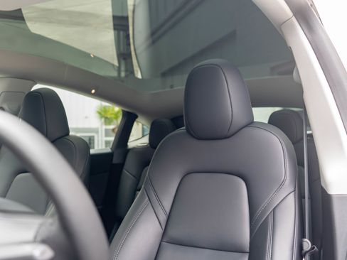 Used 2024 Tesla Model Y Long Range image 9