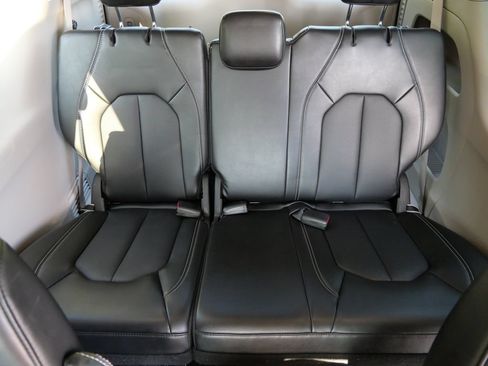 Used 2024 Chrysler Pacifica Touring-L FWD image 22